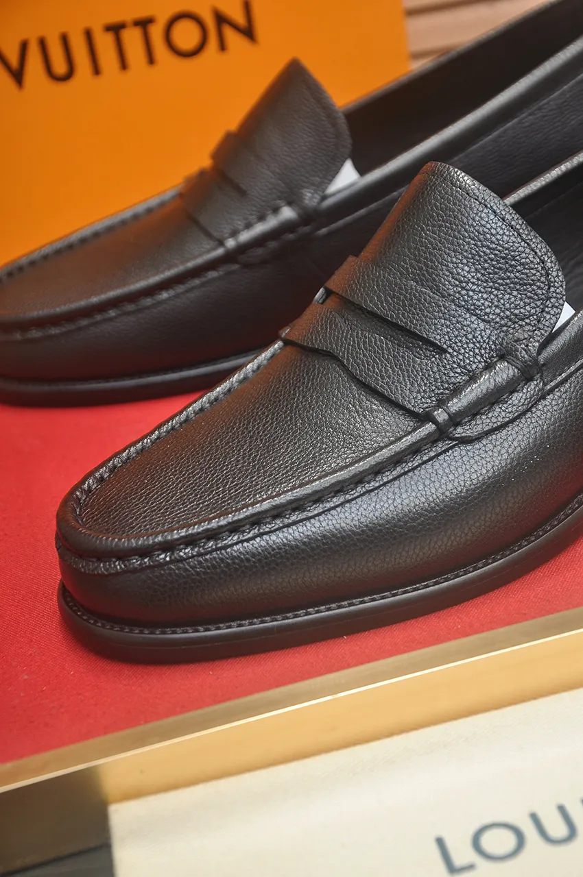 Men's men's shoes 💰540💶 [LV] (original single cowhide lining) 🍀LV's latest genuine leather business suit shoes are launched simultaneously on the official website. The first-layer cowhide imported from Italy is made of heavy gold, 💥official website 1:1 rubber outsole. Versatile to wear, high-end without losing class, and the color combination is extraordinary. This four-season style is alluring when worn on your feet, showing off your big-name flair. Standard code 39-45 (45 customized)